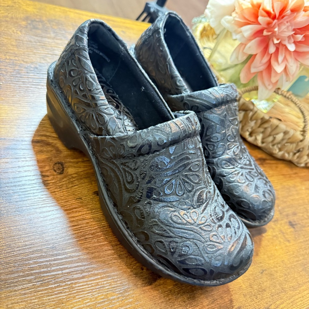 BOC BORN CONCEPT Black Clogs Women Size 8.5 Peggy Floral Embossed Shoes Paisley